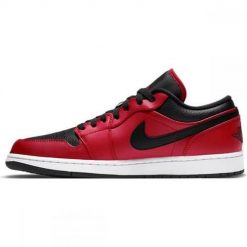 Buty do chodzenia męskie Nike Air Jordan 1 Low. Czerwone buty sportowe casual Nike, bez wzorów, z materiału, bez zapięcia, nike air jordan. Za 735.00 zł.