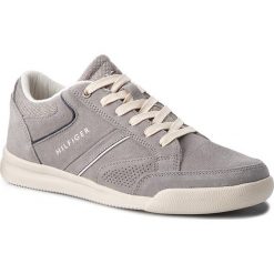 Sneakersy TOMMY HILFIGER - Corporate Detail Suede Sneaker FM0FM01622 Light Grey 004. Buty sportowe casual marki Tommy Hilfiger. W wyprzedaży za 279.00 zł.