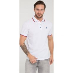 Koszulka polo "Zoysia" - Regular fit - w kolorze białym. Koszulki polo marki Sir Raymond Taylor, z aplikacjami, z bawełny, polo, z krótkim rękawem. W wyprzedaży za 78.95 zł.