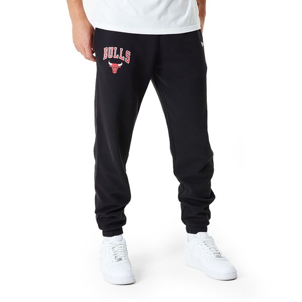 Spodnie męskie New Era NBA Essentials Jogger Chicago Bulls. Czarne joggery i bojówki New Era, m, bez wzorów, sportowe. Za 229.99 zł.