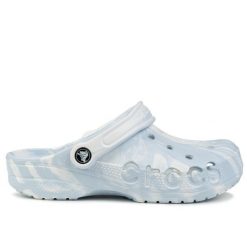 Klapki chodaki sportowe Crocs BAYA MARBLED CLOG. Niebieskie klapki Crocs, z materiału. Za 169.00 zł.