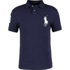 Polo Ralph Lauren Koszulka polo newport navy. Czarne koszulki polo marki Polo Ralph Lauren, z materiału. W wyprzedaży za 455.20 zł.
