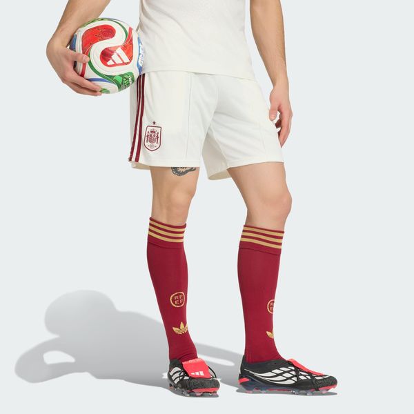 Spodenki wyjazdowe Hiszpania 26. Białe krótkie spodenki sportowe Adidas, s, bez wzorów, z materiału. Za 222.00 zł.