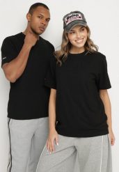 Czarna Koszulka o Klasycznym Kroju z Tłoczonym Napisem Voetia. Czarne t-shirty sportowe Born2be, bez wzorów, z jeansu, bez ramiączek. W wyprzedaży za 42.49 zł.