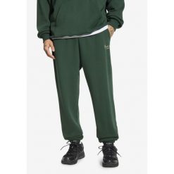 Spodnie dresowe męskie Prosto Football. Zielone szorty Prosto., m, bez wzorów, z dresówki. W wyprzedaży za 147.99 zł.