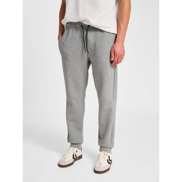 Spodnie dresowe Hummel Tech Fleece Regular. Szare szorty Hummel, bez wzorów, z dresówki, sportowe. Za 296.55 zł.