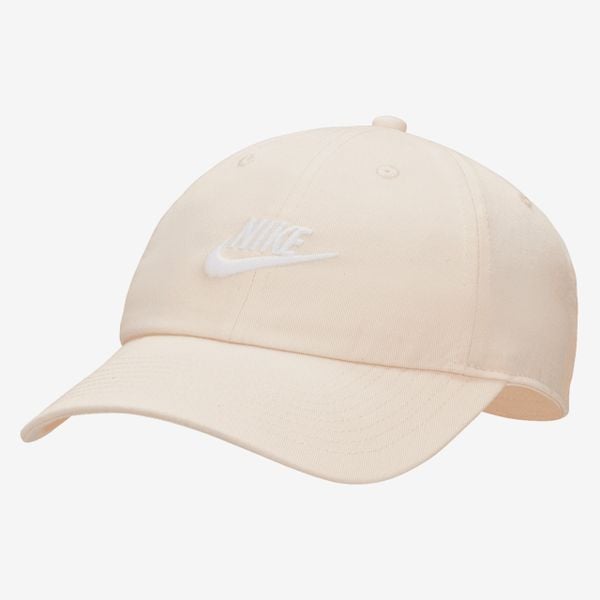 Czapka unisex z daszkiem Nike CLUB. Brązowe czapki z daszkiem Nike, bez wzorów. W wyprzedaży za 89.00 zł.