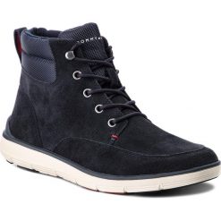 Trzewiki TOMMY HILFIGER - Lightweight Suede Mi FM0FM01754 Midnight 403. Niebieskie botki sznurowane Tommy Hilfiger, bez wzorów, z materiału, bez obcasa, bez zapięcia. W wyprzedaży za 359.00 zł.