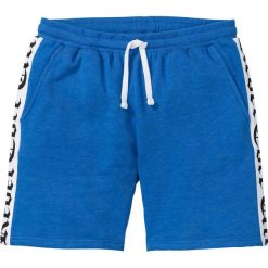 Szorty dresowe z drukowanymi paskami z boku nogawki bonprix lazurowy melanż. Krótkie spodenki sportowe bonprix. Za 59.99 zł.