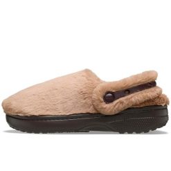 Klasyczne, Niezapomniane Kapcie Crocs Dorośli. Brązowe sztyblety Crocs, bez wzorów, z futra, bez obcasa, bez zapięcia. Za 231.99 zł.