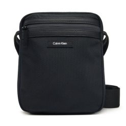 Saszetka Calvin Klein. Czarne saszetki i nerki CALVIN KLEIN, bez wzorów, małe, bez dodatków. Za 349.99 zł.
