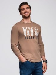 Męski longsleeve z miejskim nadrukiem – jasnobrązowy V1 - Rozmiar: L. Brązowe bluzki z długim rękawem Ombre Clothing, l, bez wzorów, z bawełny, bez kołnierzyka, bez ramiączek. Za 169.99 zł.