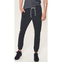Materiałowe joggery - Granatowy. Joggery i bojówki marki House. Za 99.99 zł.