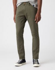 SPODNIE MĘSKIE WRANGLER LARSTON MOSS GREEN W18S36221 112141209. Zielone spodnie materiałowe Wrangler, l, bez wzorów, z materiału. Za 229.99 zł.