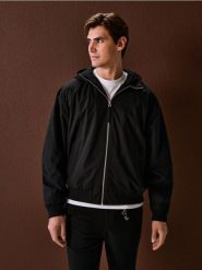 Kurtka bomberka z kapturem - czarny. Czarne kurtki Sinsay, l, bez wzorów, z kapturem. Za 119.99 zł.