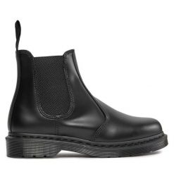 Sztyblety Dr. Martens. Czarne sztyblety Dr. Martens, bez wzorów, bez obcasa, bez zapięcia. Za 949.99 zł.