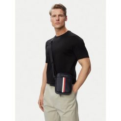 Saszetka Tommy Hilfiger. Czarne saszetki i nerki Tommy Hilfiger, bez wzorów. Za 329.99 zł.