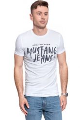 MUSTANG T SHIRT Aaron C Print 1009531 2045. T-shirty Mustang, m, bez wzorów, bez kołnierzyka, bez ramiączek. W wyprzedaży za 39.99 zł.