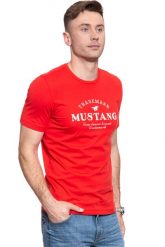 MUSTANG T SHIRT Alex C Print 1009500 7130. T-shirty Mustang, m, bez wzorów, bez kołnierzyka, bez ramiączek. W wyprzedaży za 39.99 zł.