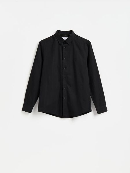 Koszula regular fit z bawełną - czarny. Czarne koszule Reserved, l, bez wzorów, z bawełny, bez kołnierzyka, bez ramiączek. Za 129.99 zł.