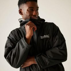 Płaszcz plażowy wodoodporny Changing Robe Regatta. Białe szlafroki Regatta, xl, bez wzorów, bez ramiączek, bez kaptura. W wyprzedaży za 247.49 zł.