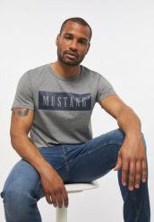MUSTANG STYLE ALEX C LOGO TEE MĘSKI T-SHIRT KOSZULKA NADRUK MID GREY MELANGE 1013223 4140. Szare t-shirty Mustang, m, bez wzorów, z bawełny, bez kołnierzyka, bez ramiączek. Za 69.99 zł.