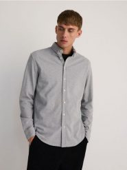 Koszula regular fit z bawełną - jasnoszary. Szare koszule Reserved, l, bez wzorów, z bawełny, bez kołnierzyka, bez ramiączek. W wyprzedaży za 49.99 zł.