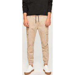 Spodnie jogger slim fit - Beżowy. Joggery i bojówki Reserved. Za 129.99 zł.