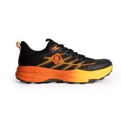 Uniseksowe, wielofunkcyjne buty techniczne DINUBA z 4-milimetrową przyczepnością. Czarne buty trekkingowe Izas, bez wzorów, bez zapięcia. W wyprzedaży za 269.52 zł.