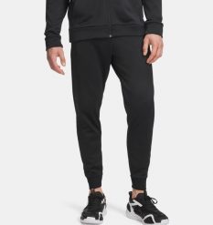 Under Armour UA ARMOUR FLEECE JOGGERS Spodnie męskie. Czarne joggery i bojówki Under Armour, l, bez wzorów, z materiału, sportowe. W wyprzedaży za 188.99 zł.