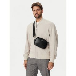 Saszetka Guess. Czarne torby na ramię Guess, z aplikacjami, małe, bez dodatków. Za 284.99 zł.