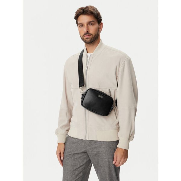 Saszetka Guess. Czarne saszetki i nerki Guess, z aplikacjami. Za 284.99 zł.