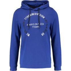 TOM TAILOR DENIM ARTWORK Bluza z kapturem sodalite blue. Bluzy z kapturem marki TOM TAILOR DENIM, m, z bawełny, z kapturem. W wyprzedaży za 152.10 zł.