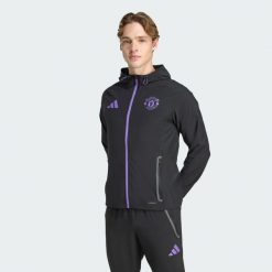 Kurtka Manchester United Tiro 25 Competition Vis Tech Travel. Czarne kurtki Adidas, xl, bez wzorów, z dresówki, bez kaptura. Za 399.00 zł.