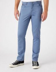 WRANGLER TEXAS SLIM MĘSKIE SPODNIE MATERIAŁOWE BLUE MIRAGE W12SEAXOD 112145793. Niebieskie spodnie materiałowe Wrangler, l, bez wzorów, z materiału. Za 209.99 zł.