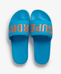 Superdry Klapki Pool z wyściełanym paskiem i formowaną wkładką – Atomic Blue. Niebieskie klapki Superdry, z poliesteru. Za 130.70 zł.