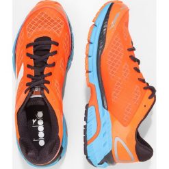 Diadora MYTHOS SHINDANO 5 Obuwie do biegania treningowe orange/white. Buty treningowe marki Diadora, z materiału. Za 449.00 zł.