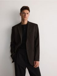 Marynarka regular fit z dodatkiem wiskozy - ciemnobrązowy. Brązowe marynarki Reserved, l, bez wzorów, z tkaniny. W wyprzedaży za 119.99 zł.