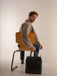 Maison héritage PARIS Skórzana torebka "Ethan" w kolorze czarnym - 31 x 32 x 8 cm rozmiar: onesize. Czarne torby na ramię maison héritage PARIS, bez wzorów, z materiału, na ramię, małe, bez dodatków. Za 391.99 zł.