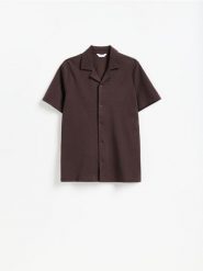 Bawełniana koszula regular fit - ciemnobrązowy. Brązowe koszule Reserved, l, bez wzorów, z bawełny, bez kołnierzyka, bez ramiączek. Za 129.99 zł.
