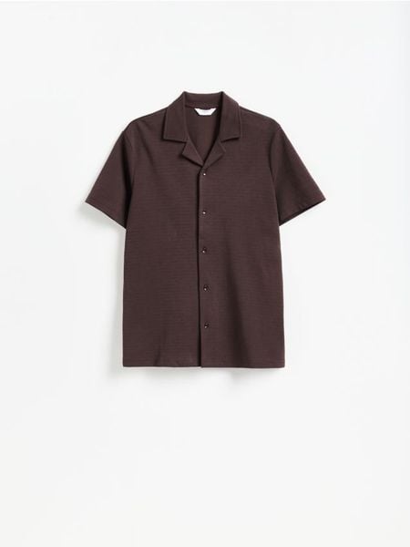 Bawełniana koszula regular fit - ciemnobrązowy. Brązowe koszule Reserved, l, bez wzorów, z bawełny, bez kołnierzyka, bez ramiączek. Za 129.99 zł.