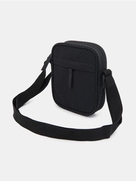 Torba crossbody z tłoczonym wzorem - czarny. Czarne torby sportowe Sinsay, bez wzorów, małe, z tłoczeniem. Za 25.99 zł.