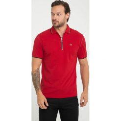 Koszulka polo "Jigger" - Regular fit - w kolorze czerwonym. Koszulki polo marki Sir Raymond Taylor, z aplikacjami, z bawełny, polo, z krótkim rękawem. W wyprzedaży za 86.95 zł.