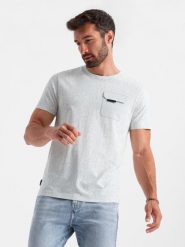Bawełniany męski t-shirt z literowym printem i kieszonką – biało-szary V3. Białe t-shirty Ombre Clothing, m, bez wzorów, z bawełny, bez kołnierzyka, bez ramiączek. W wyprzedaży za 45.50 zł.