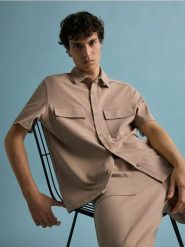 Gładka koszula regular fit - beżowy. Brązowe koszule Reserved, l, bez wzorów, z bawełny, bez kołnierzyka, bez ramiączek. Za 129.99 zł.