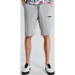 Dresowe szorty z kieszenią na zamek - Jasny szary. Krótkie spodenki sportowe marki Cropp. Za 59.99 zł.
