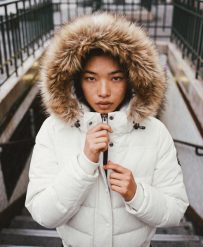 Superdry Kurtka bomber z kapturem Everest z futrem syntetycznym – OFF WHITE. Białe kurtki Superdry, bez wzorów, z materiału, z kapturem. Za 787.65 zł.