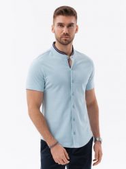 Koszula męska dzianinowa z krótkim rękawem i kolorową stójką – błękitna V3 OM-SHSS-0101 - XL. Niebieskie koszule Ombre Clothing, m, bez wzorów, z bawełny, bez kołnierzyka, bez ramiączek. W wyprzedaży za 49.99 zł.