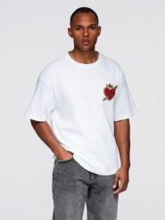 Męska bawełniana koszulka z biżuteryjną aplikacją na klatce piersiowej - biała V2. Białe t-shirty Ombre Clothing, m, z aplikacjami, z bawełny, bez kołnierzyka, bez ramiączek. Za 255.99 zł.