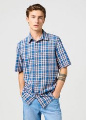 MESKA KOSZULA WRANGLER SS 1 PKT SHIRT FLAMINGO INDIGO 112362733. Niebieskie koszule Wrangler, l, bez wzorów, bez kołnierzyka, bez ramiączek. Za 179.99 zł.